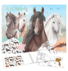 Spiralgebundenes Pferde-Malbuch mit Pferdezeichnungen, Stickern und einer Hand, die ein Pferd mit Bleistift zeichnet.