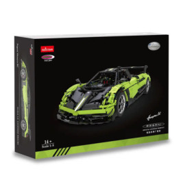 Schwarze Box mit grün-schwarzem Spielzeug-Sportwagen, beschriftet als Pagani Huayra Roadster Bauset.