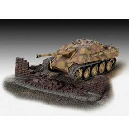 Modellpanzer mit Tarnanstrich steht hinter einer zerbrochenen Ziegelmauer auf strukturiertem Sockel.
