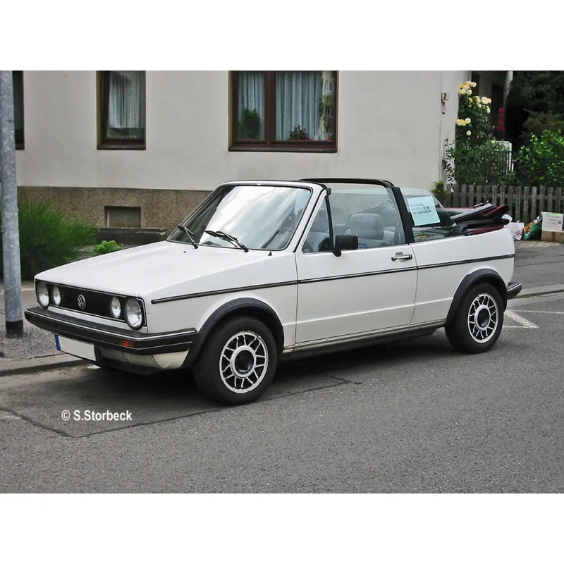 Ein weißer, klassischer VW-Cabrio parkt vor einem Gebäude auf der Straße.