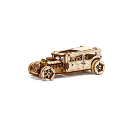 Holzmodell eines Oldtimers mit filigranen Lasergravuren vor weißem Hintergrund.