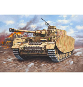 Ein sandfarbener deutscher Panzer fährt über Schlamm, im Hintergrund Rauch, Feuer und teils bewölkter Himmel.