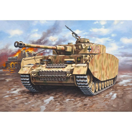 Ein sandfarbener deutscher Panzer fährt über Schlamm, im Hintergrund Rauch, Feuer und teils bewölkter Himmel.