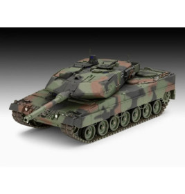 Grün-braun getarnter Militärpanzer mit langem Kanonenrohr und je sechs Rädern pro Seite.