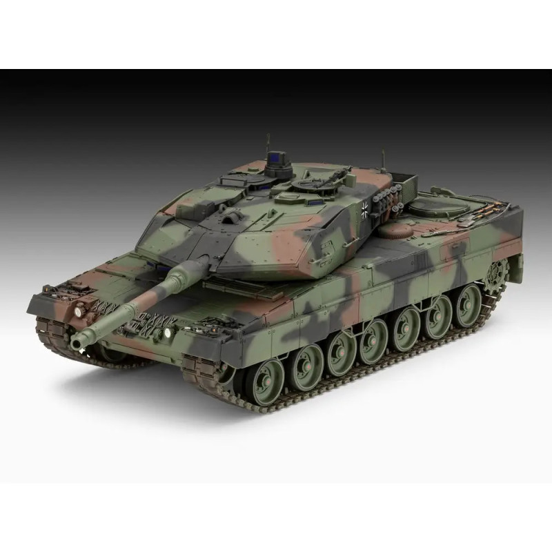 Grün-braun getarnter Militärpanzer mit langem Kanonenrohr und je sechs Rädern pro Seite.