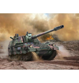 Ein Panzer fährt über ein staubiges Schlachtfeld, im Hintergrund sind Rauch und Flammen zu sehen.