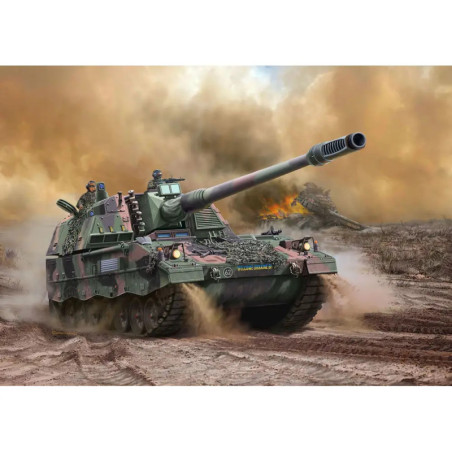 Ein Panzer fährt über ein staubiges Schlachtfeld, im Hintergrund sind Rauch und Flammen zu sehen.