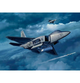 Drei Militärjets fliegen durch Wolken, einer feuert eine Rakete ab und zeigt sein offenes Waffensystem.