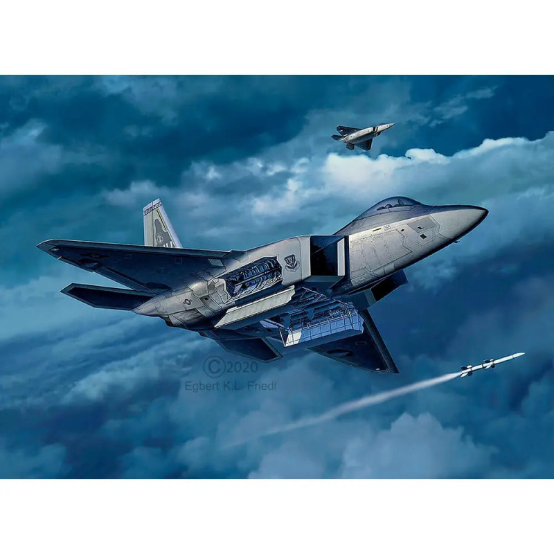 Drei Militärjets fliegen durch Wolken, einer feuert eine Rakete ab und zeigt sein offenes Waffensystem.