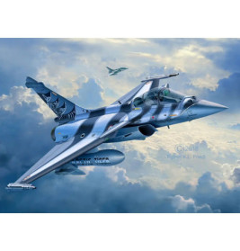 Ein Jagdflugzeug mit arktischer Lackierung fliegt durch Wolken, im Hintergrund ist ein weiteres zu sehen.