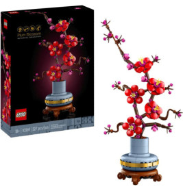 LEGO-Set eines Pflaumenbaums mit rosa Blüten, aufgebaut und auf der Verpackung abgebildet.