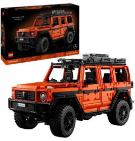 LEGO Technic Modell eines orangefarbenen Mercedes-Benz G 500, im Hintergrund ist die Verpackung zu sehen.