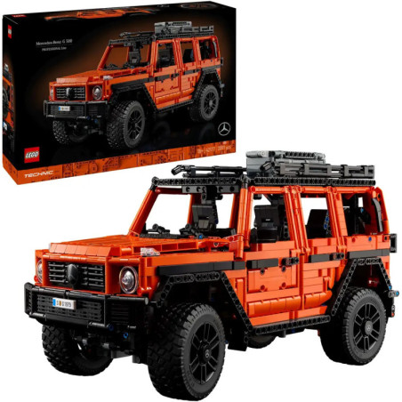 LEGO Technic Modell eines orangefarbenen Mercedes-Benz G 500, im Hintergrund ist die Verpackung zu sehen.