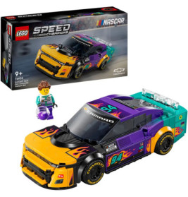 LEGO NASCAR Set mit buntem Rennwagen, Minifigur und Verpackung im Hintergrund.