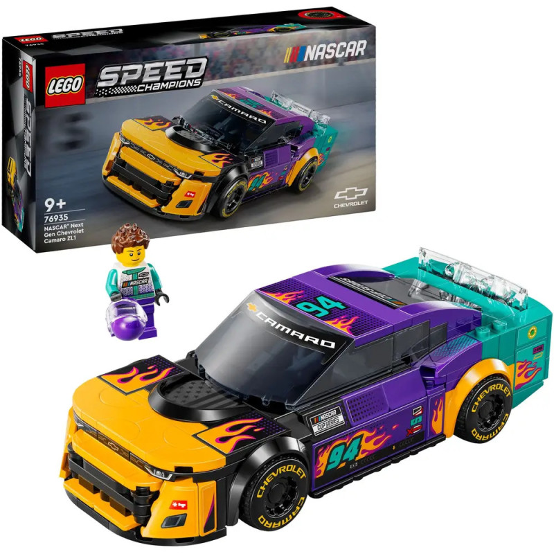 LEGO NASCAR Set mit buntem Rennwagen, Minifigur und Verpackung im Hintergrund. LEGO NASCAR Set mit buntem Rennwagen, Minifigur und Verpackung im Hintergrund.