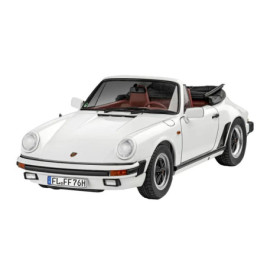 Weißes Cabrio mit schwarzem Innenraum und offenem Verdeck, aus schräger Frontansicht fotografiert.