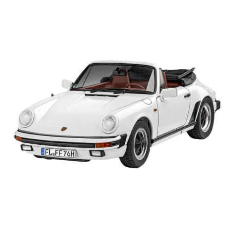 Weißes Cabrio mit schwarzem Innenraum und offenem Verdeck, aus schräger Frontansicht fotografiert.