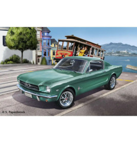 Ein grüner, klassischer Ford Mustang steht auf einer Straße im Hintergrund sind eine Straßenbahn und bunte Häuser zu sehen.