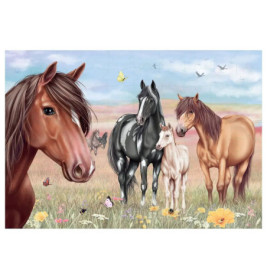 Vier Pferde und ein Fohlen stehen auf einer Blumenwiese mit Schmetterlingen und Vögeln unter blauem Himmel.