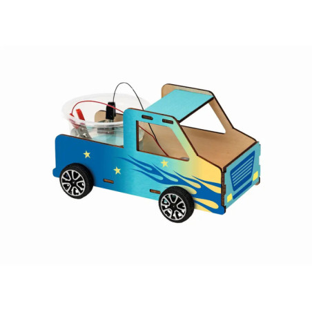 Blaues Spielzeug-Lkw-Modell mit gelben Flammen und Sternen, transparenter Schüssel und sichtbaren Elektronikteilen oben.