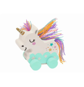 Holzeinhorn auf Rädern mit bunter Garnmähne, goldenem Horn und Sternverzierung an der Seite.