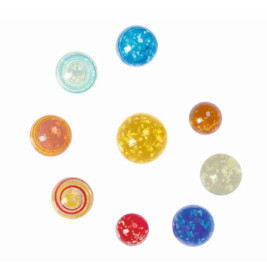 Zehn bunte Murmeln verschiedener Größen liegen auf weißem Hintergrund verteilt.