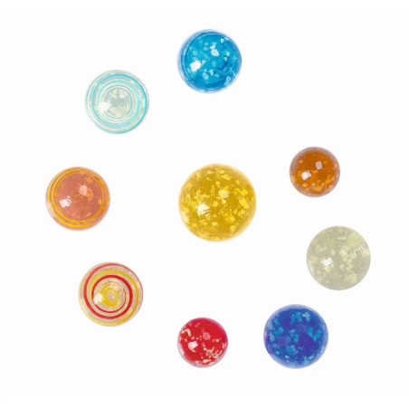 Zehn bunte Murmeln verschiedener Größen liegen auf weißem Hintergrund verteilt.