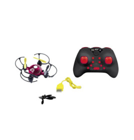 Kleine Drohne mit Propellern, schwarzem Controller, USB-Kabel und Ersatzrotoren auf weißem Hintergrund.