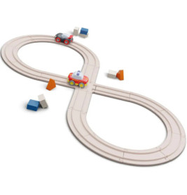 Holzeisenbahn in Form einer Acht mit zwei Spielzeugautos und kleinen, bunten Häusern auf den Schienen.