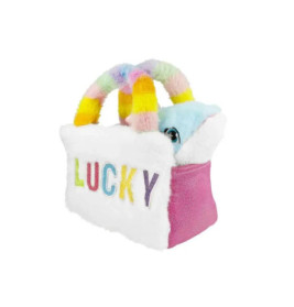 Plüsch-Tasche mit LUCKY-Schriftzug, Regenbogen-Henkeln, pinken Seiten und blauem Stofftier, das herausragt.