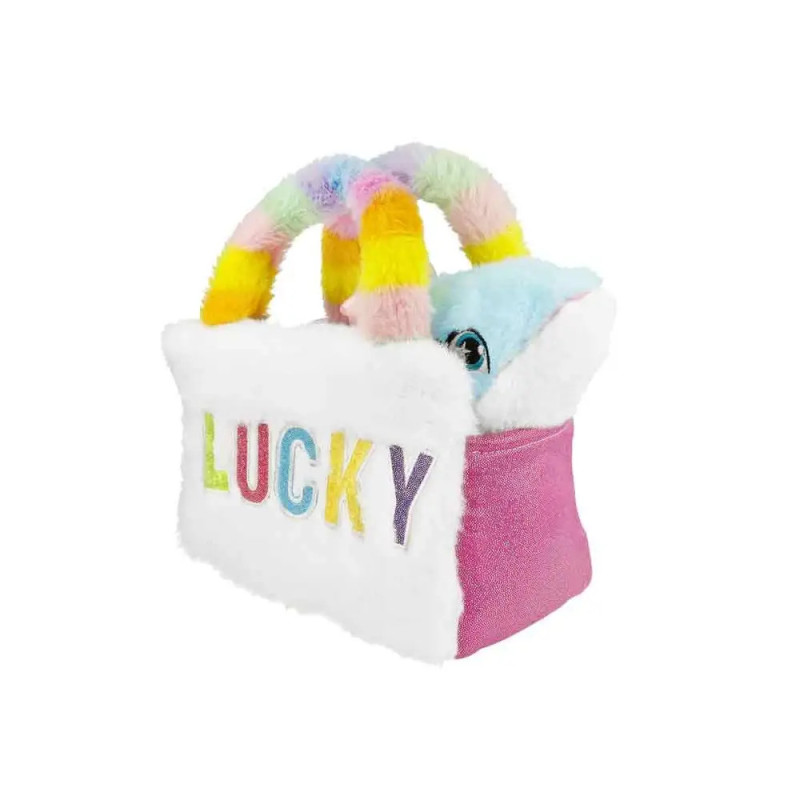 Plüsch-Tasche mit LUCKY-Schriftzug, Regenbogen-Henkeln, pinken Seiten und blauem Stofftier, das herausragt.