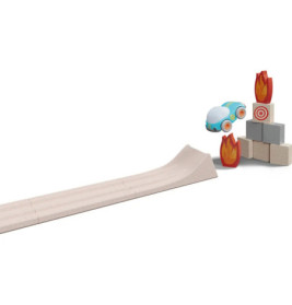 Spielzeugauto springt von einer Rampe über Flammen und Blöcke mit Zielscheibe.