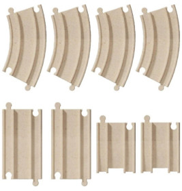 Vier gebogene und vier gerade Holzschienen für eine Spielzeugeisenbahn auf weißem Hintergrund.