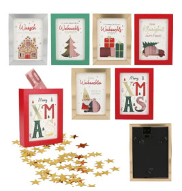 Acht festliche Bilderrahmen mit Weihnachtsmotiven, einer mit Geld gefüllt, darunter goldene Stern-Konfetti.