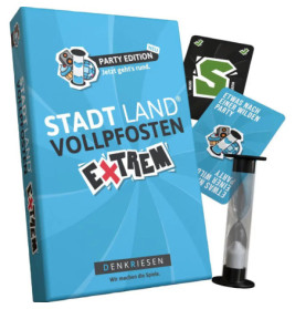 Blaue Stadt Land Vollpfosten Extrem Spielbox mit Karten und einer schwarzen Sanduhr daneben.