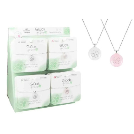 Geschenkset mit vier Glück-Schmuckboxen und zwei Halsketten mit runden Anhängern in Weiß und Rosa.