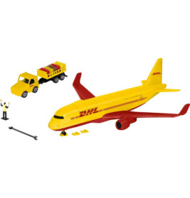 Spielzeug-DHL-Flugzeugset mit gelbem LKW, kleiner Figur und Zubehör vor weißem Hintergrund.