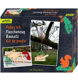Kasten mit Abbildungen des Holzbausatzes, Seilen und einer fertig montierten Rolle an einem Ast.