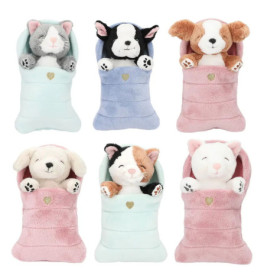 Sechs Plüschtiere in pastellfarbenen Schlafsäcken liegen in zwei Reihen auf weißem Hintergrund.