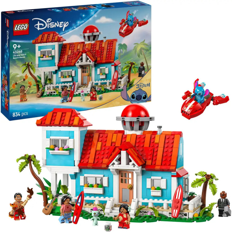 LEGO Disney Set mit buntem Haus, Figuren, Surfbrettern und Raumschiff, Verpackung im Hintergrund sichtbar. LEGO Disney Set mit buntem Haus, Figuren, Surfbrettern und Raumschiff, Verpackung im Hintergrund sichtbar.