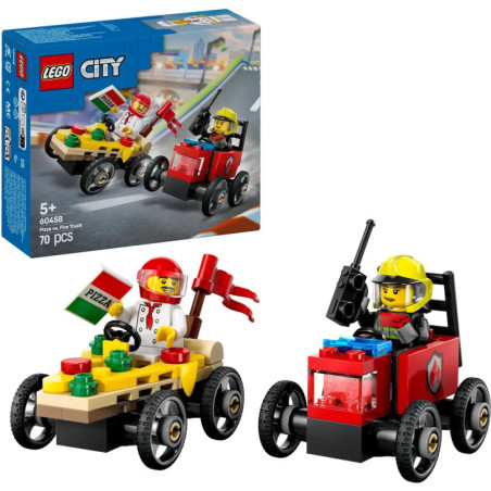 Zwei LEGO City Autos mit Minifiguren, ein Pizzabäcker und ein Feuerwehrmann, vor der Spielzeugverpackung.