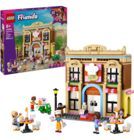 LEGO Friends Restaurant-Set mit Figuren, Außentischen und Verpackung mit dem aufgebauten Modell im Hintergrund.