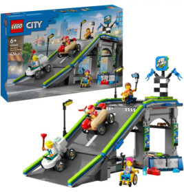 LEGO City Stuntz Set mit Rampen, Motorrädern, Minifiguren und Verpackung im Hintergrund.