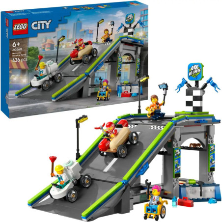 LEGO City Stuntz Set mit Rampen, Motorrädern, Minifiguren und Verpackung im Hintergrund. LEGO City Stuntz Set mit Rampen, Motorrädern, Minifiguren und Verpackung im Hintergrund.