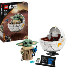 LEGO Star Wars Set mit baubarer Baby Yoda Figur, Pod, Infotafel und Verpackung im Hintergrund.