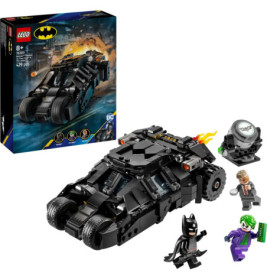 LEGO Batmobil-Set mit Batman, Joker, weiterer Figur, Bat-Signal und Verpackung im Hintergrund.