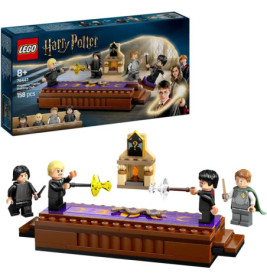 LEGO Harry Potter Set mit vier Minifiguren beim Duell auf einem lila Tisch, Verpackung im Hintergrund.