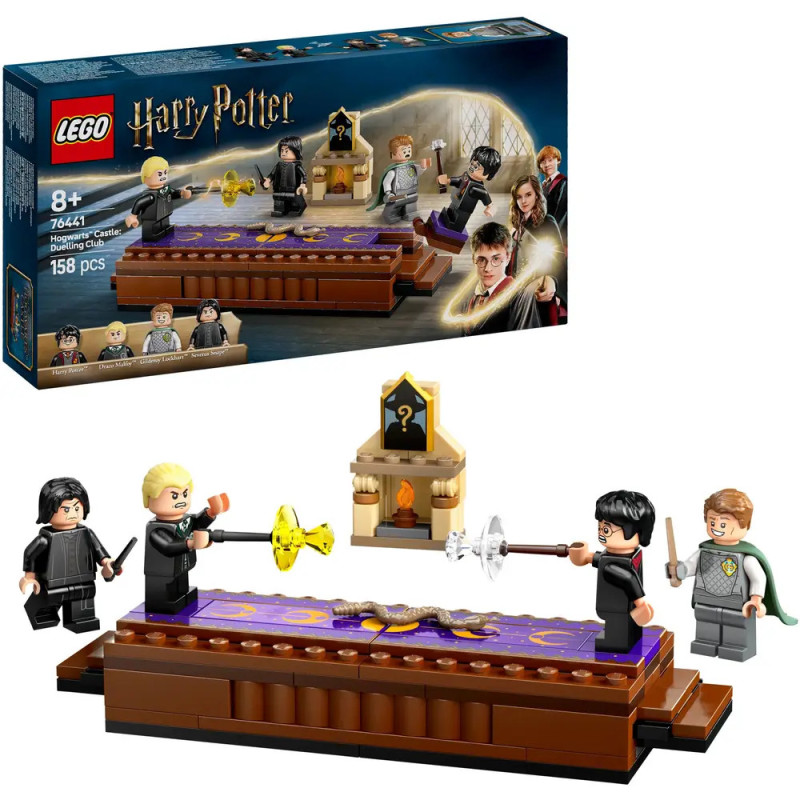 LEGO Harry Potter Set mit vier Minifiguren beim Duell auf einem lila Tisch, Verpackung im Hintergrund.