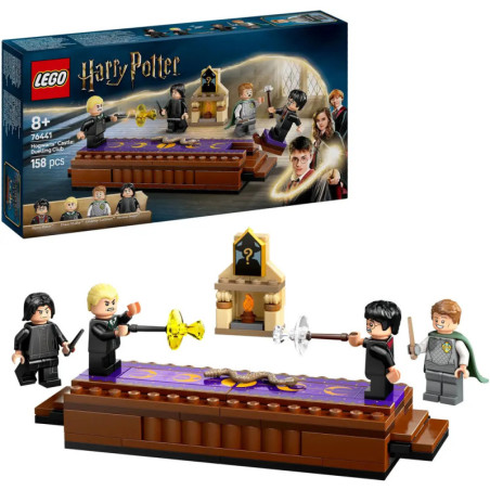 LEGO Harry Potter Set mit vier Minifiguren beim Duell auf einem lila Tisch, Verpackung im Hintergrund.