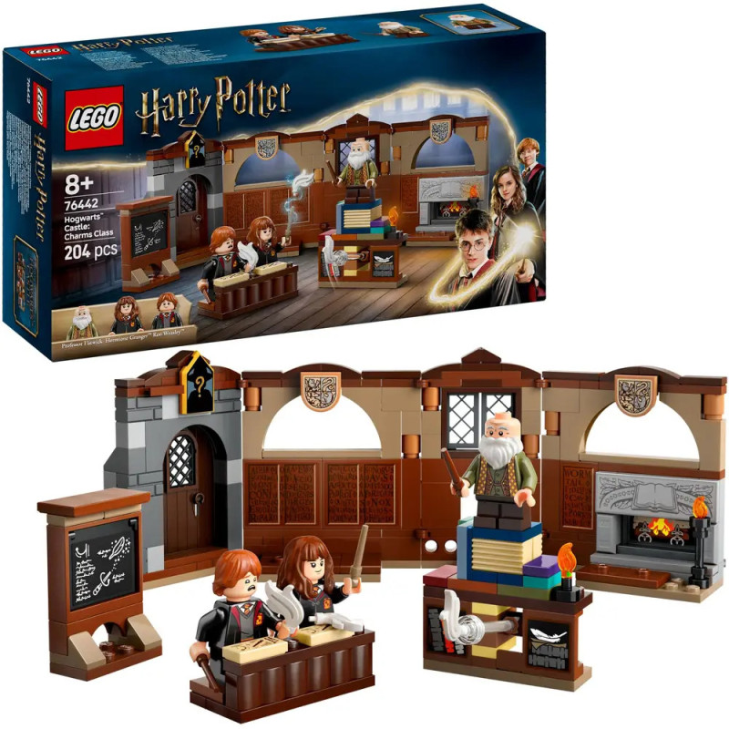 LEGO Harry Potter Hogwarts-Set mit Minifiguren und Klassenzimmerszene, Verpackung im Hintergrund. LEGO Harry Potter Hogwarts-Set mit Minifiguren und Klassenzimmerszene, Verpackung im Hintergrund.